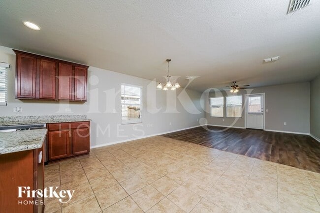 Building Photo - 1505 Vernon Dr