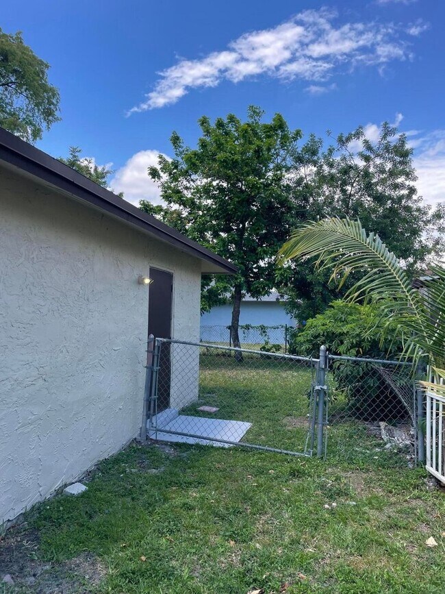 Foto del edificio - 8131 SW 6th St