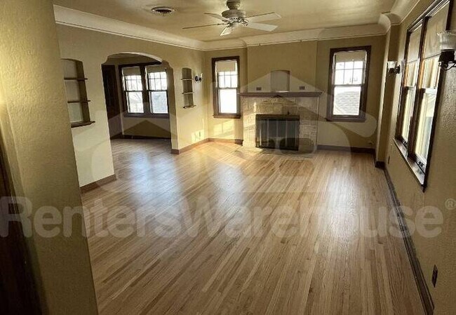 Building Photo - 2 Bed/1 Bath Upper Duplex in Minneapolis