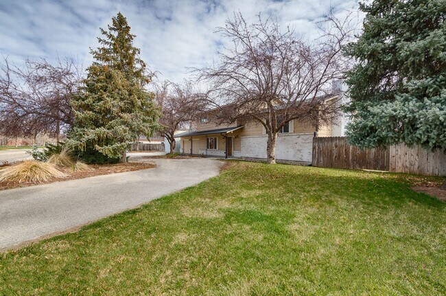 Foto del edificio - Large home with shop on over 1/2 acre.