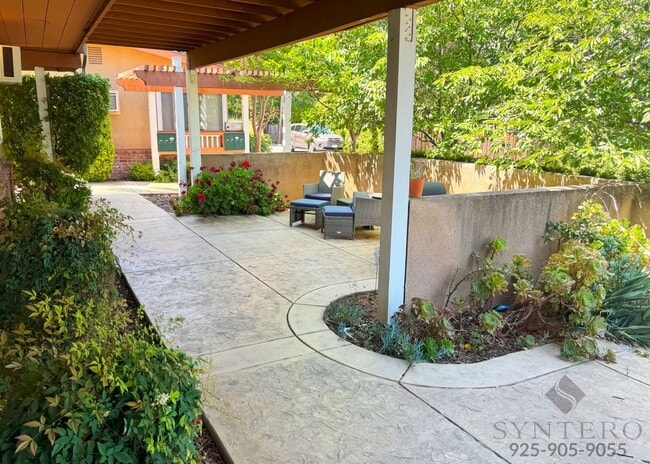 Building Photo - Ground Level Apartment in Charming 4plex- ...
