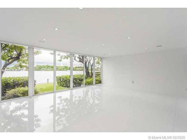 Building Photo - 1000 Venetian Way