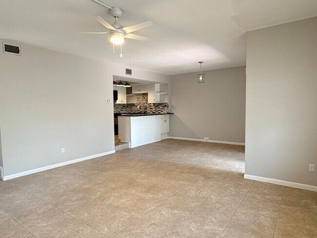 Building Photo - Beautiful 1 Bedroom Townhome in the Trails!