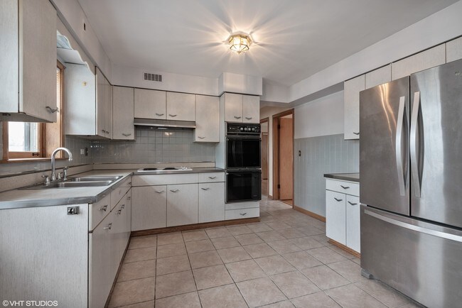 Foto del edificio - 8108 N Oriole Ave