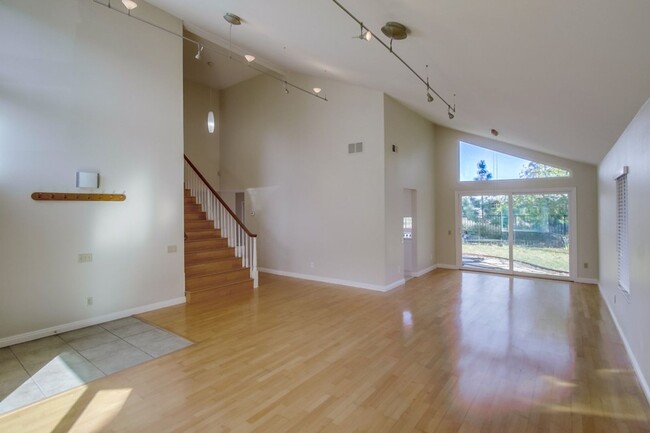 Foto del edificio - *$250 MOVE-IN DISCOUNT* Light and Bright B...