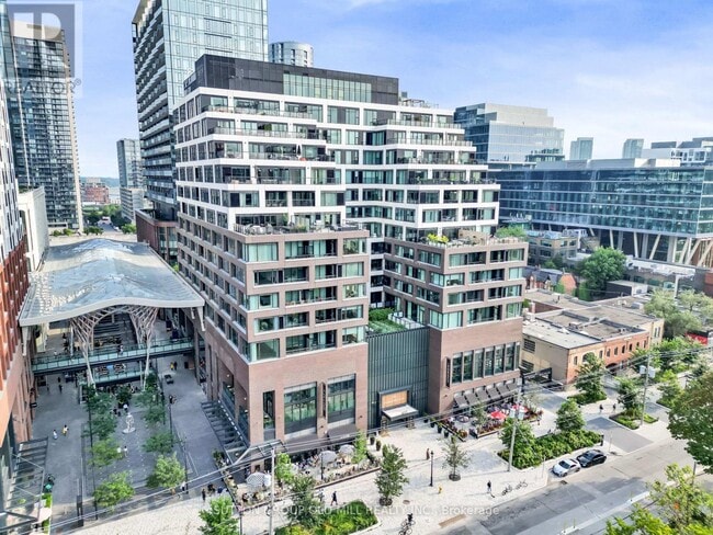 Building Photo - 455 Wellington St W