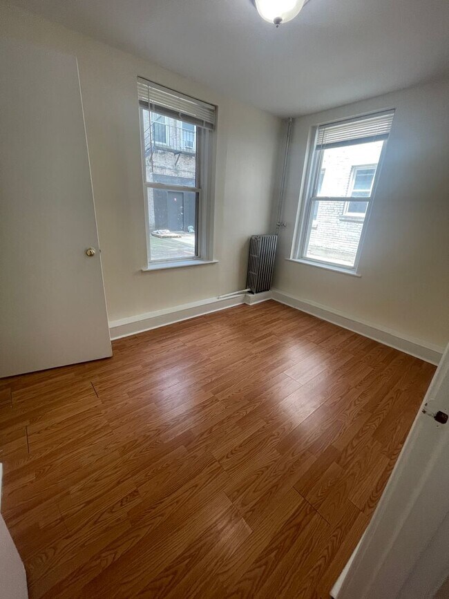 Foto del edificio - Renovated 1  bed , Sunny and Spacious, Utilities and laundry Inc Close to train 1 free Month
