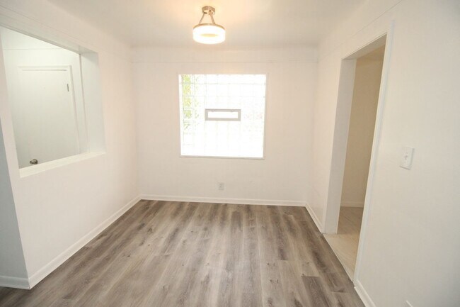 Foto del edificio - 18112 Justine St
