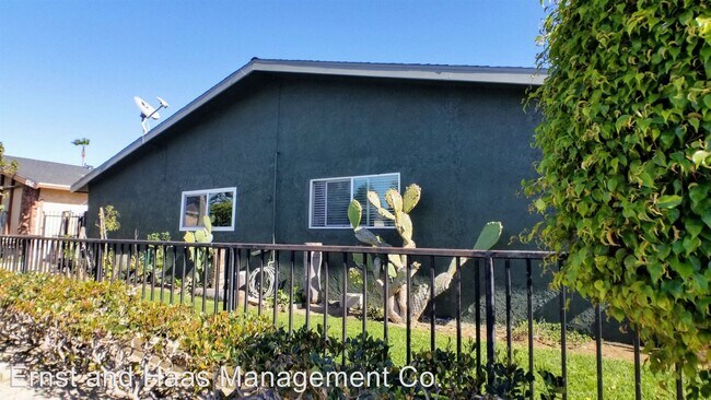 Building Photo - 17372 Queens Ln