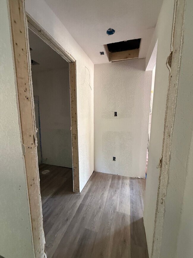 Foto del edificio - Newly Remodeled 2/1 with Large Backyard - MORE PICTURES COMING