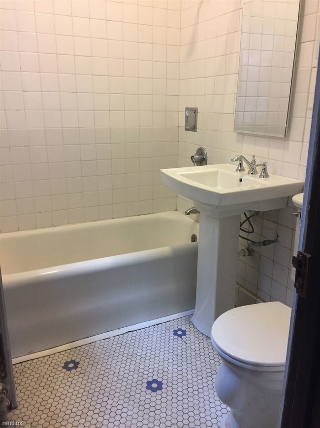 Foto del edificio - 2 br, 1 bath 4plex - 2253 W Cornelia Ave # W2