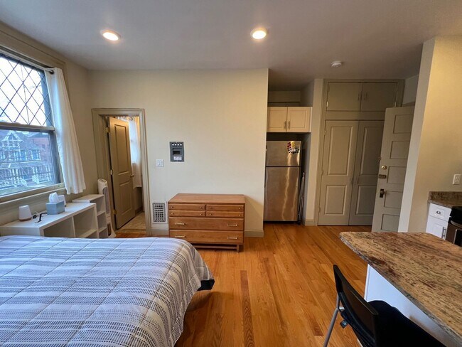 Building Photo - FG Rooms and Short Term Rentals