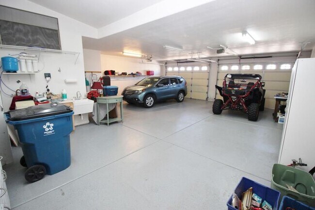 Foto del edificio - Furnished 3 Bedroom - 2 Bath Pool Home