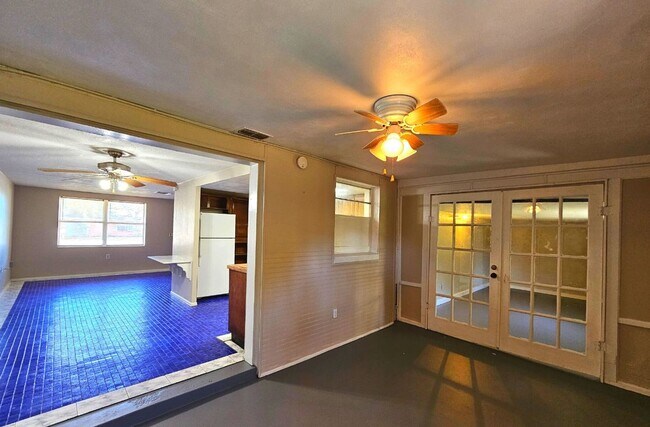 Building Photo - 2-bedroom, 1-bath home located in the hear...