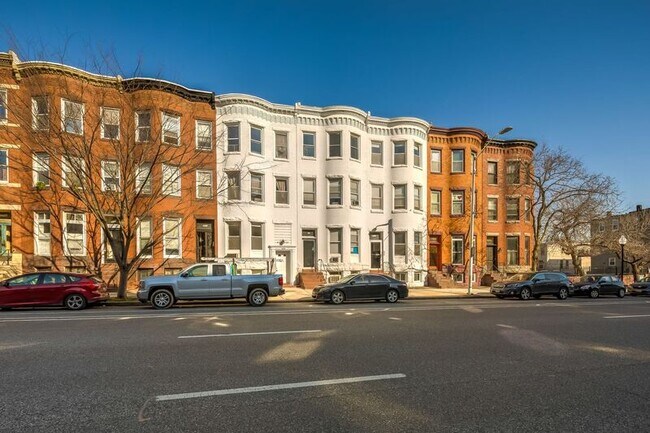 Foto del edificio - 2631 N Charles St