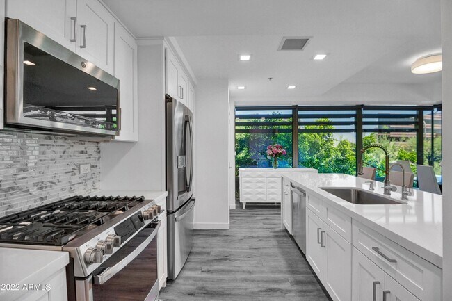 Building Photo - 7131 E Rancho Vista Dr