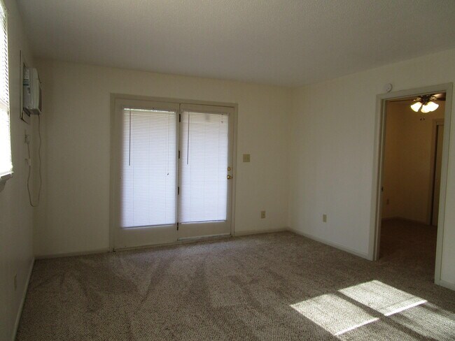 Foto del edificio - 6200 NE Circle Dr