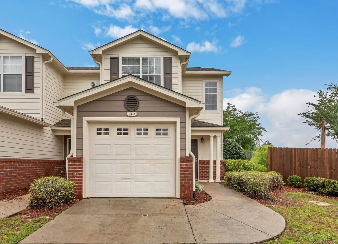 Foto principal - MOVE IN SPECIAL...$150 off your first mont...