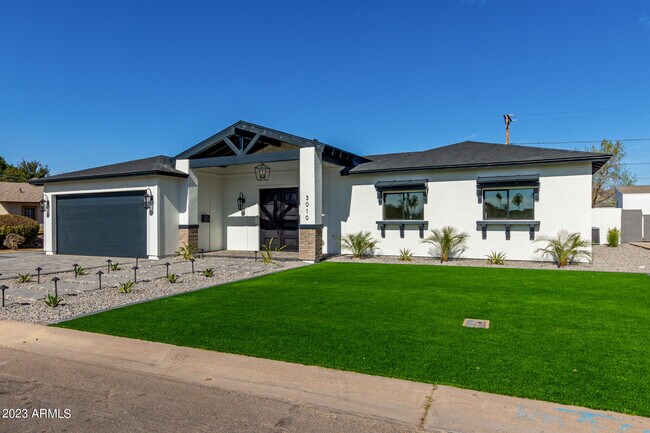 Building Photo - 3010 E Glenrosa Ave