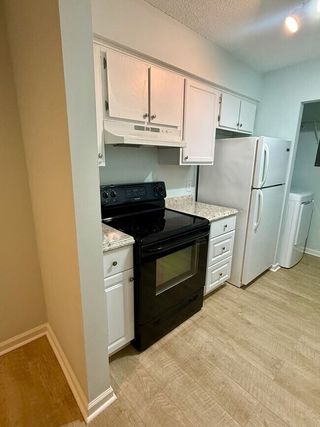 Foto del edificio - Comfortable coastal living in a convenient mid-island location! Available Now!