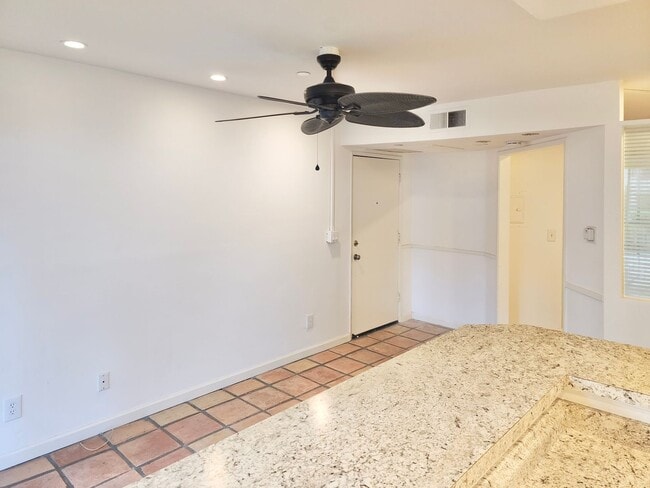 Foto del edificio - FOR LEASE - Available now!