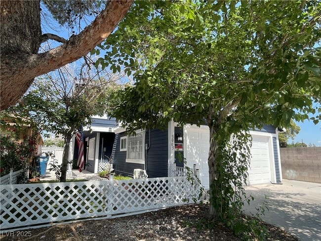 Building Photo - 5005 Celebrity Cir