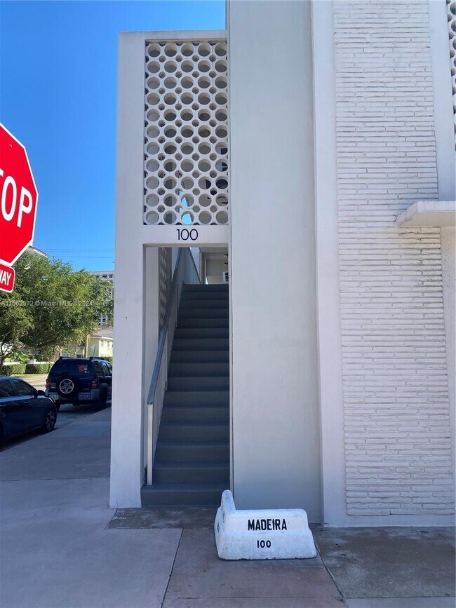 Foto del edificio - 100 Madeira Ave