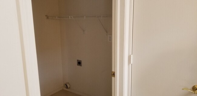 Laundry Hookups - 2309 E Anna St