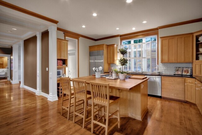 Foto del edificio - Spacious 4 Bedroom 2.75 Bath Luxury Sammam...