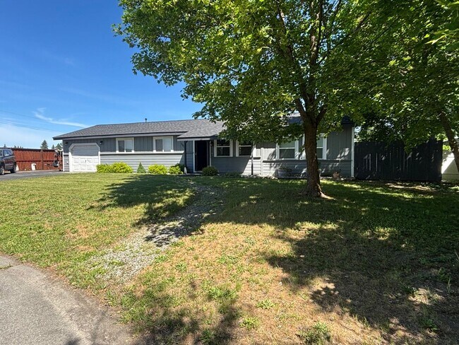 Foto del edificio - Charming 3-Bed Home in Hayden Lake — Spacious Lot & Attached Garage!