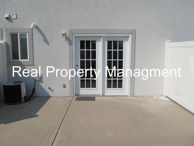 Building Photo - A Great 2 Bed, 1.5 Bath Town Home in Logan...