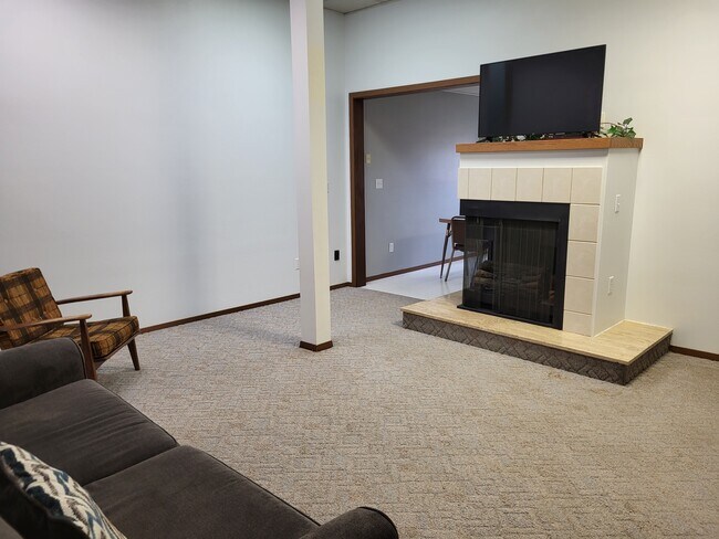Building Photo - 306 2nd St