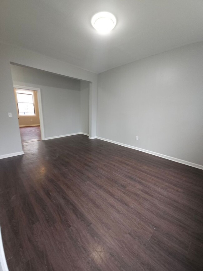 Building Photo - Great 2 Bedroom unit, with a Wonderful Man...