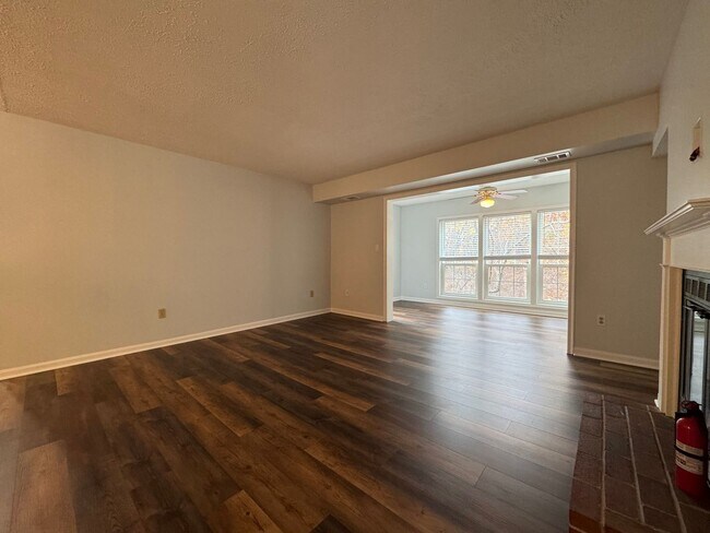 Foto del edificio - Sun-filled And Spacious 2 Bed 2 Bath Condo...