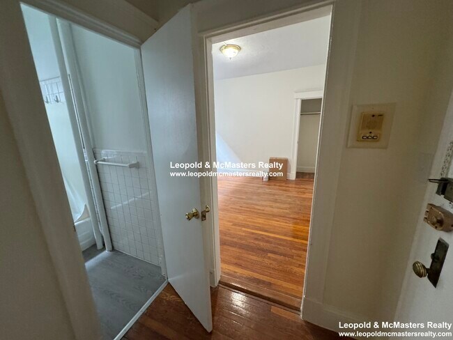 Building Photo - 68 Woodstock Ave