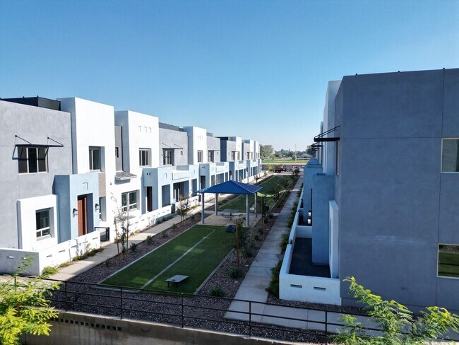 Foto del edificio - Brand New Build! Massive modern 4 bedroom/4.5 bathroom townhome in the heart of Chandler.