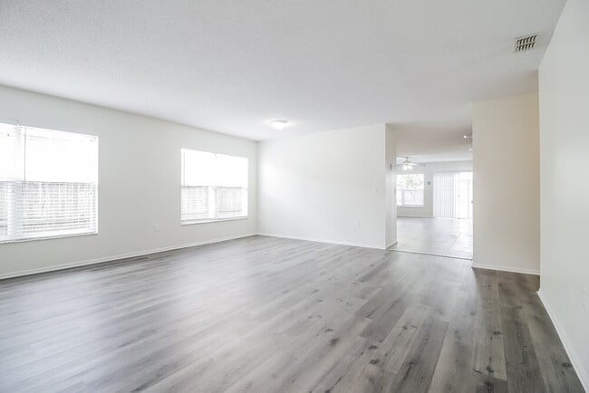 Building Photo - 3137 Holland Dr