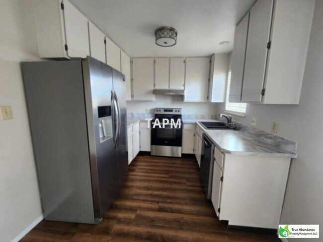 Foto del edificio - Beautiful and Pet Friendly Three Bedroom D...