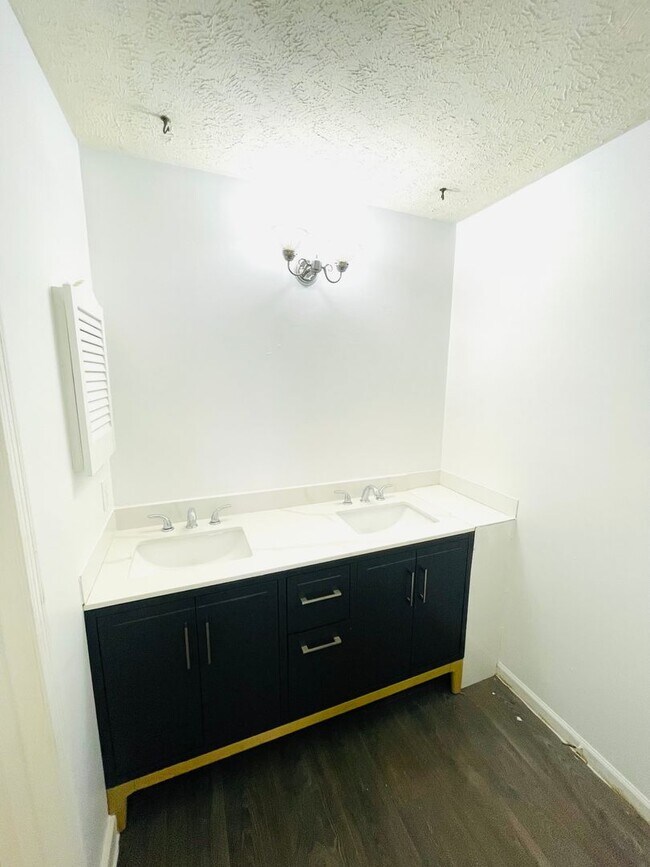 Building Photo - ** 3 bed 2 bath located off Vaughn Road **...