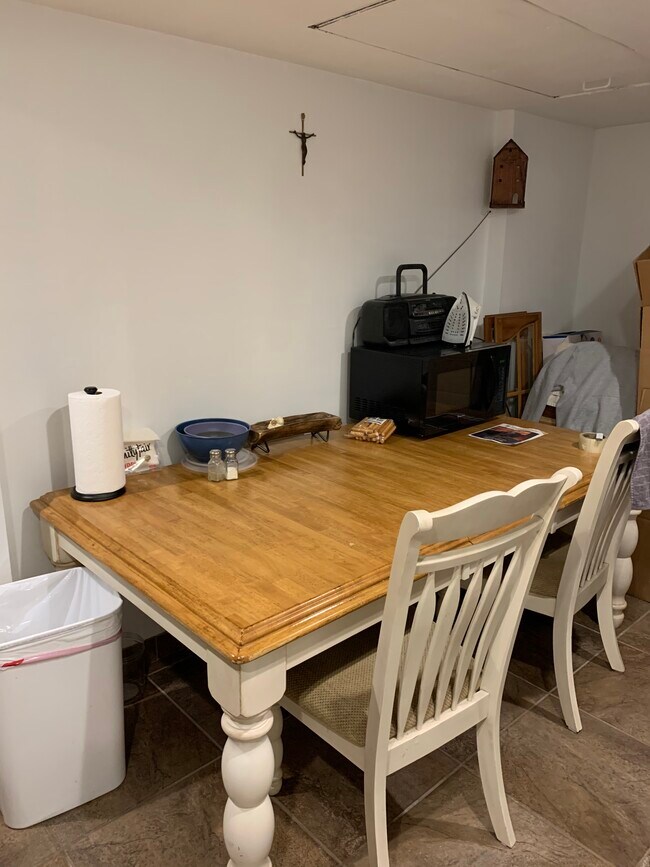 Building Photo - 828 Strang Dr