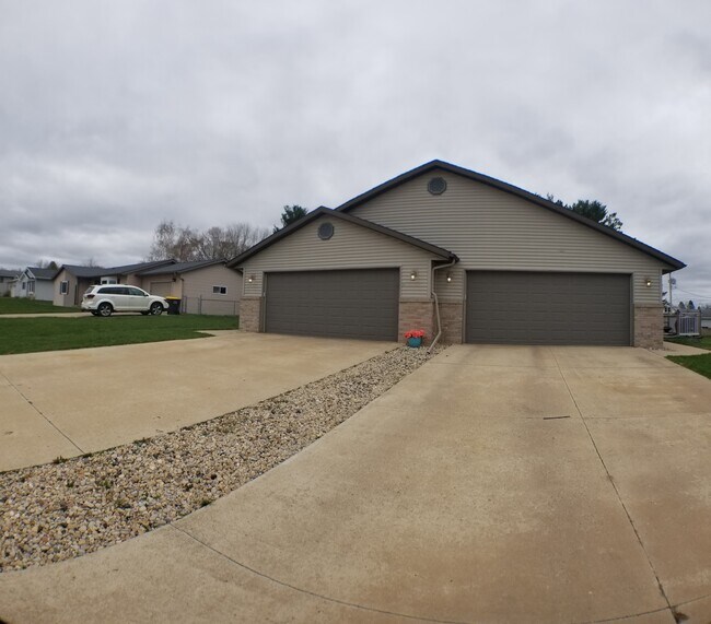 Building Photo - 1097 Alden Rd
