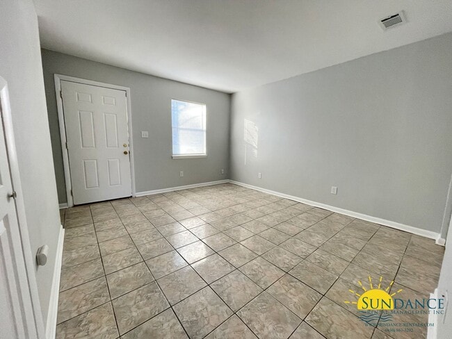 Building Photo - Great End-Unit Townhouse in Fort Walton Beach!