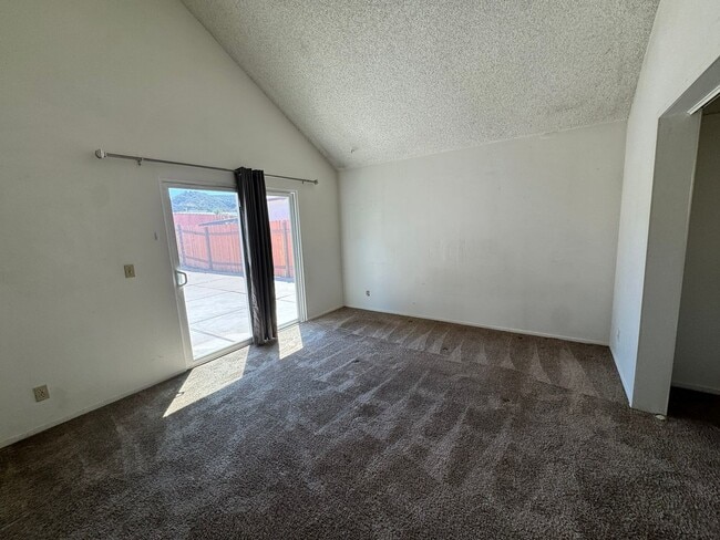 Building Photo - Spacious Home on Cul-de-sac by Laguna Lake...