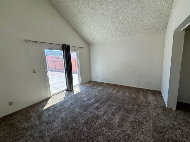 Foto del edificio - Spacious Home on Cul-de-sac by Laguna Lake...