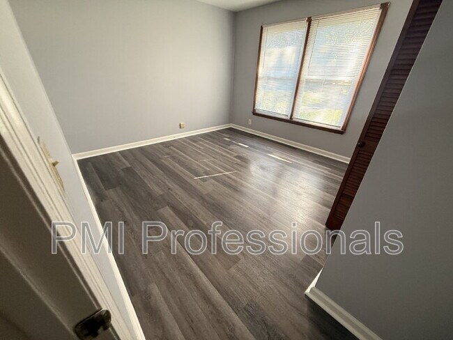 Foto del edificio - 1206 Lakeshore Dr
