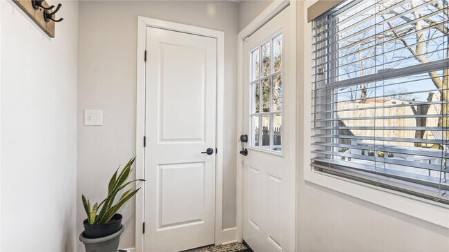 Foto del edificio - Modern 3BR/2.5BA Row Home with Parking & P...