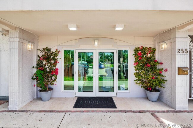 Foto del edificio - 255 Royal Poinciana Way