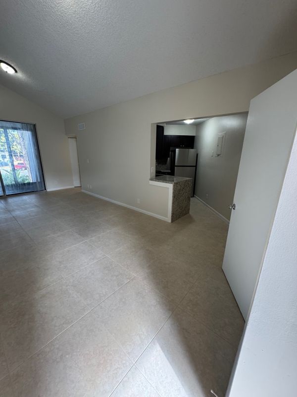 Building Photo - 211 Lake Pointe Dr
