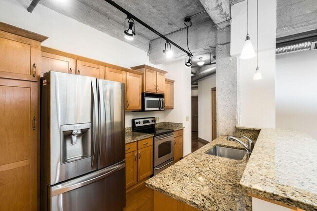 Building Photo - 525 E Chicago St