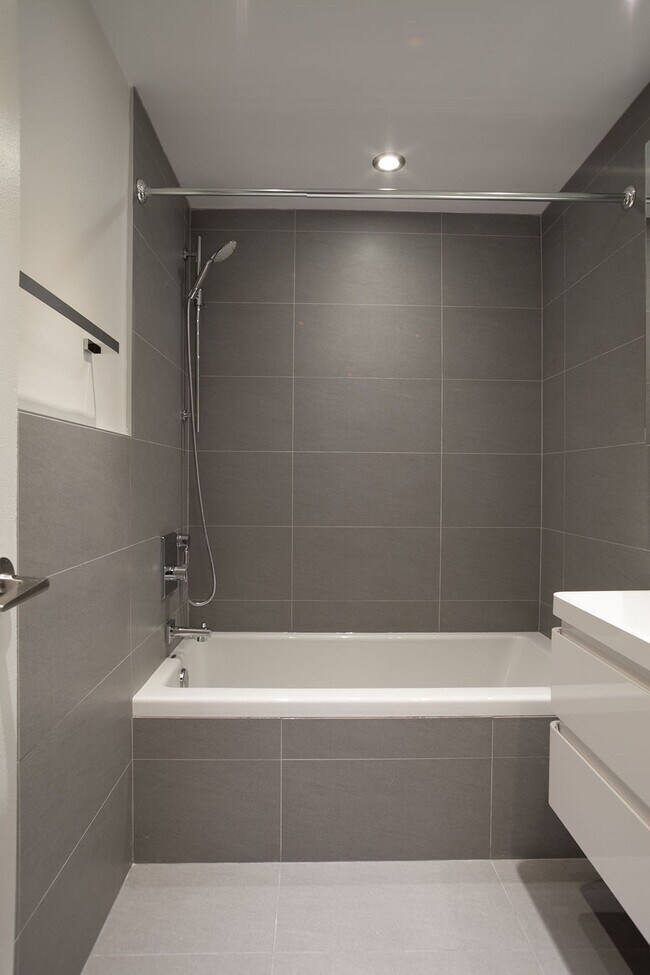 Building Photo - 3495 Rue de la Montagne